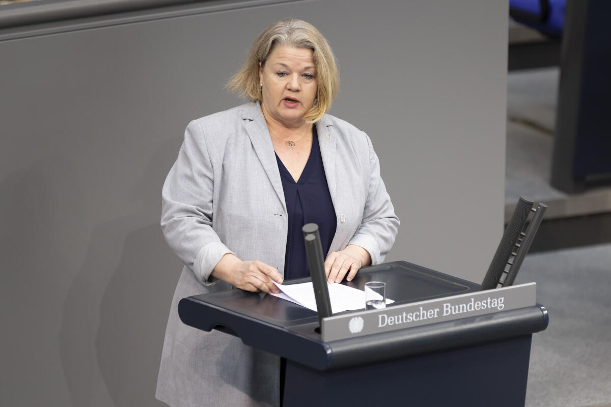 Fäscher, Ariane Ariane Fäscher, SPD, MdB, hält eine Rede zum Tagesordnungspunkt 30 „Menschenunwürdige Zustände in der Prostitution“ im Plenum.