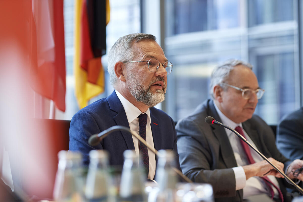 Gemeinsame Sitzung des Auswärtigen Ausschuss mit Mitgliedern der Auswärtigen Ausschüsse der Staaten Polen und Frankreich. reffen von Delegationen der Auswärtigen Ausschüsseim Format des „Weimarer Dreieck“. Ausschussvorsitzender Michael Roth, SPD, MdB, (links), und Jean-Louis Bourlanges, Vorsitzender der französischen Delegation, (rechts), während der Sitzung. Roth, Michael; Bourlanges, Jean-Louis Gemeinsame Sitzung des Auswärtigen Ausschuss mit Mitgliedern der Auswärtigen Ausschüsse der Staaten Polen und Frankreich. reffen von Delegationen der Auswärtigen Ausschüsseim Format des „Weimarer Dreieck“. Ausschussvorsitzender Michael Roth, SPD, MdB, (links), und Jean-Louis Bourlanges, Vorsitzender der französischen Delegation, (rechts), während der Sitzung.