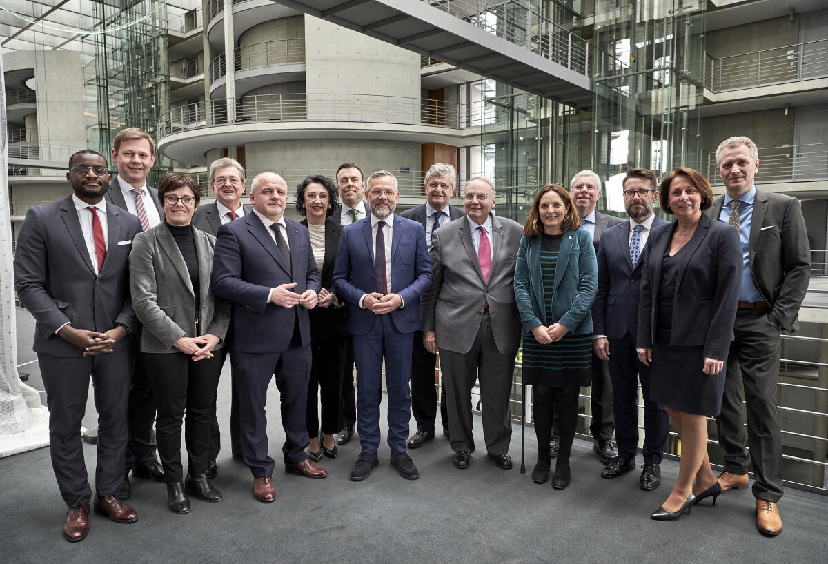 Gemeinsame Sitzung des Auswärtigen Ausschuss mit Mitgliedern der Auswärtigen Ausschüsse der Staaten Polen und Frankreich. reffen von Delegationen der Auswärtigen Ausschüsseim Format des „Weimarer Dreieck“. Ausschussvorsitzender Michael Roth, SPD, MdB, (1. Reihe, 4 von links), Pawel Kowal, Vorsitzender der polnischen Delegation, (1. Reihe 3. von links), Jean-Louis Bourlanges, Vorsitzender der französischen Delegation, (1. Reihe 5. von links), und weiteren Teilnehmenden bei einem Gruppenbild. Roth, Michael; Kowal, Pawel; Bourlanges, Jean-Louis Gemeinsame Sitzung des Auswärtigen Ausschuss mit Mitgliedern der Auswärtigen Ausschüsse der Staaten Polen und Frankreich. reffen von Delegationen der Auswärtigen Ausschüsseim Format des „Weimarer Dreieck“. Ausschussvorsitzender Michael Roth, SPD, MdB, (1. Reihe, 4 von links), Pawel Kowal, Vorsitzender der polnischen Delegation, (1. Reihe 3. von links), Jean-Louis Bourlanges, Vorsitzender der französischen Delegation, (1. Reihe 5. von links), und weiteren Teilnehmenden bei einem Gruppenbild.