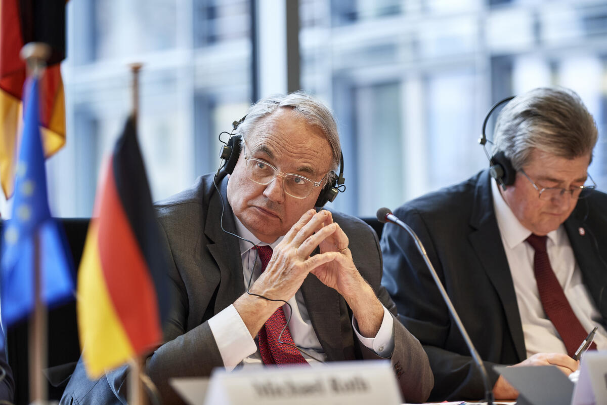 Gemeinsame Sitzung des Auswärtigen Ausschuss mit Mitgliedern der Auswärtigen Ausschüsse der Staaten Polen und Frankreich. reffen von Delegationen der Auswärtigen Ausschüsseim Format des „Weimarer Dreieck“.; Jean-Louis Bourlanges, Vorsitzender der französischen Delegation, (links), während der Sitzung. Bourlanges, Jean-Louis Gemeinsame Sitzung des Auswärtigen Ausschuss mit Mitgliedern der Auswärtigen Ausschüsse der Staaten Polen und Frankreich. reffen von Delegationen der Auswärtigen Ausschüsseim Format des „Weimarer Dreieck“.; Jean-Louis Bourlanges, Vorsitzender der französischen Delegation, (links), während der Sitzung.