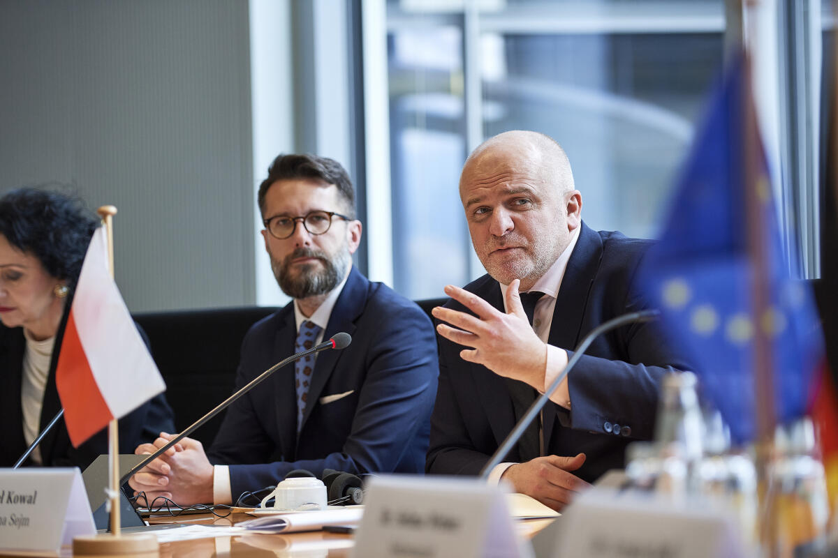 Gemeinsame Sitzung des Auswärtigen Ausschuss mit Mitgliedern der Auswärtigen Ausschüsse der Staaten Polen und Frankreich. reffen von Delegationen der Auswärtigen Ausschüsse im Format des „Weimarer Dreieck“. Pawel Kowal, Vorsitzender der polnischen Delegation (rechts), während der Sitzung. Kowal, Pawel Gemeinsame Sitzung des Auswärtigen Ausschuss mit Mitgliedern der Auswärtigen Ausschüsse der Staaten Polen und Frankreich. reffen von Delegationen der Auswärtigen Ausschüsse im Format des „Weimarer Dreieck“. Pawel Kowal, Vorsitzender der polnischen Delegation (rechts), während der Sitzung.