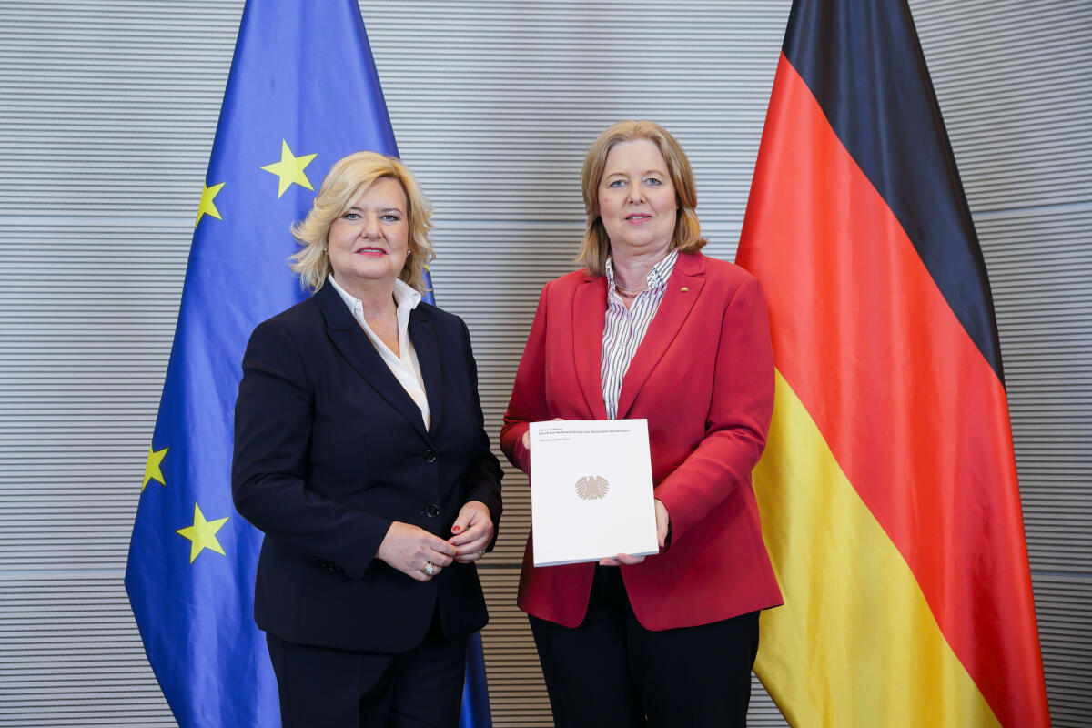 Bundestagspräsidentin Bärbel Bas (r), SPD, MdB, nimmt den Jahresbericht 2023 der Wehrbeauftragten des Deutschen Bundestages, Dr. Eva Högl (l), entgegen. Bas, Bärbel; Högl, Eva Bundestagspräsidentin Bärbel Bas (r), SPD, MdB, nimmt den Jahresbericht 2023 der Wehrbeauftragten des Deutschen Bundestages, Dr. Eva Högl (l), entgegen.