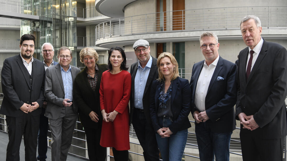 Die Vorsitzende des Unterausschuss Vereinte Nationen, internationale Organisationen und zivile Krisenprävention, Prof. Monika Grütters, CDU/CSU, MdB, empfängt Bundesministerin des Auswärtigen Annalena Baerbock, Bündnis 90/Die Grünen, MdB, im Ausschuss.; Gruppenbild von links nach rechts: Niklas Wagener, Bündnis 90/Die Grünen, MdB, Ottmar von Holtz, Bündnis 90/Die Grünen, MdB, Rainer Semet, FDP, MdB, Ausschussvorsitzende Prof. Monika Grütters, CDU/CSU, MdB, Bundesministerin Annalena Baerbock, Bündnis 90/Die Grünen, MdB, Jürgen Coße, SPD, MDB, Rebecca Schamber, SPD, MdB, Andreas Larem, SPD, Joachim Wundrak, AfD, MdB. Grütters, Monika; Baerbock, Annalena; Wagener, Niklas; Holtz, Ottmar von; Semet, Rainer; Coße, Jürgen; Schamber, Rebecca; Larem, Andreas; Wundrak, Joachim Die Vorsitzende des Unterausschuss Vereinte Nationen, internationale Organisationen und zivile Krisenprävention, Prof. Monika Grütters, CDU/CSU, MdB, empfängt Bundesministerin des Auswärtigen Annalena Baerbock, Bündnis 90/Die Grünen, MdB, im Ausschuss.; Gruppenbild von links nach rechts: Niklas Wagener, Bündnis 90/Die Grünen, MdB, Ottmar von Holtz, Bündnis 90/Die Grünen, MdB, Rainer Semet, FDP, MdB, Ausschussvorsitzende Prof. Monika Grütters, CDU/CSU, MdB, Bundesministerin Annalena Baerbock, Bündnis 90/Die Grünen, MdB, Jürgen Coße, SPD, MDB, Rebecca Schamber, SPD, MdB, Andreas Larem, SPD, Joachim Wundrak, AfD, MdB.