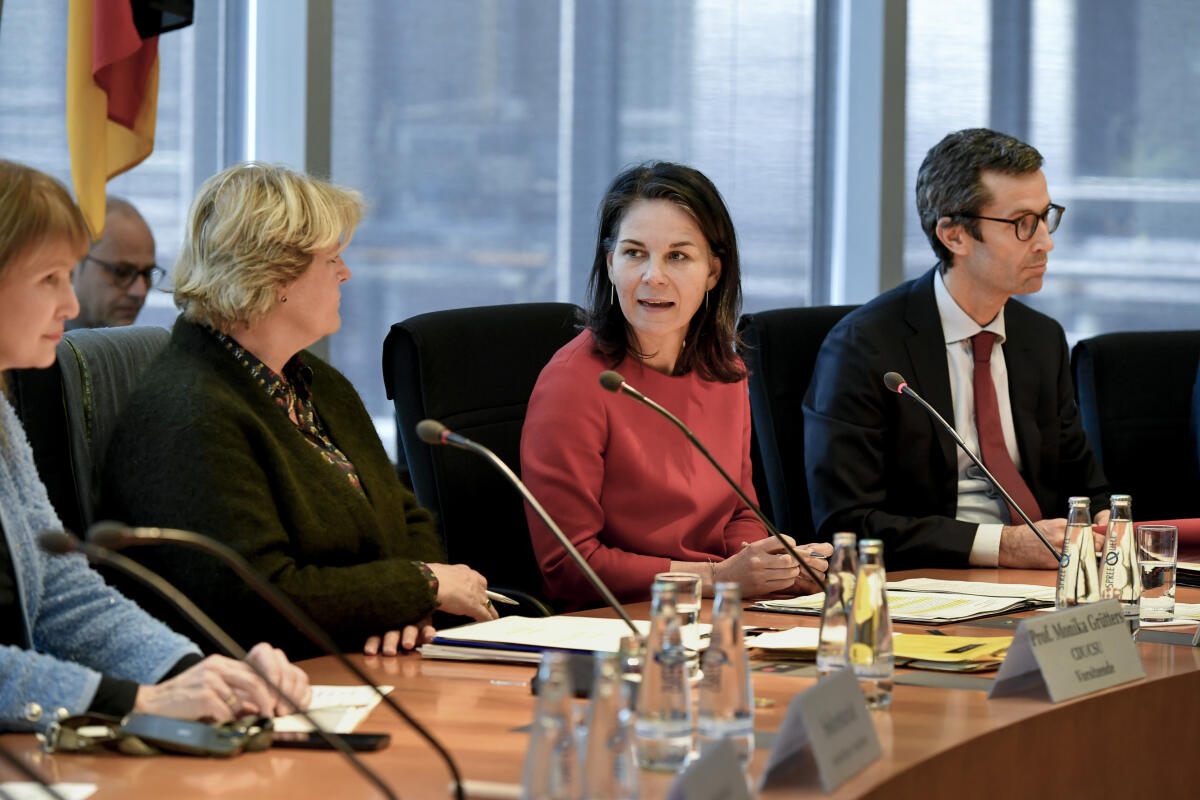 Die Vorsitzende des Unterausschuss Vereinte Nationen, internationale Organisationen und zivile Krisenprävention, Prof. Monika Grütters, CDU/CSU, MdB, (2. von links), empfängt Bundesministerin des Auswärtigen Annalena Baerbock, Bündnis 90/Die Grünen, MdB, (2. von rechts), im Ausschuss. Grütters, Monika; Baerbock, Annalena Die Vorsitzende des Unterausschuss Vereinte Nationen, internationale Organisationen und zivile Krisenprävention, Prof. Monika Grütters, CDU/CSU, MdB, (2. von links), empfängt Bundesministerin des Auswärtigen Annalena Baerbock, Bündnis 90/Die Grünen, MdB, (2. von rechts), im Ausschuss.