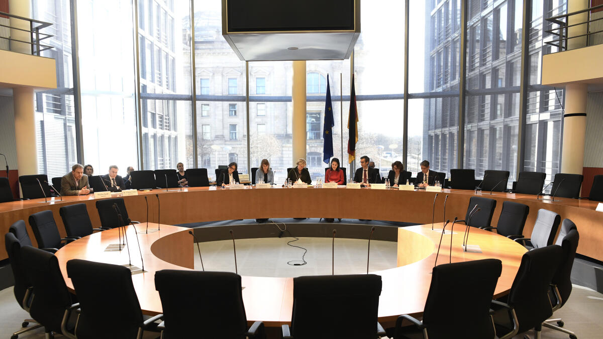 Die Vorsitzende des Unterausschuss Vereinte Nationen, internationale Organisationen und zivile Krisenprävention, Prof. Monika Grütters, CDU/CSU, MdB, (5. von rechts), empfängt Bundesministerin des Auswärtigen Annalena Baerbock, Bündnis 90/Die Grünen, MdB, (4. von rechts), im Ausschuss. Grütters, Monika; Baerbock, Annalena Die Vorsitzende des Unterausschuss Vereinte Nationen, internationale Organisationen und zivile Krisenprävention, Prof. Monika Grütters, CDU/CSU, MdB, (5. von rechts), empfängt Bundesministerin des Auswärtigen Annalena Baerbock, Bündnis 90/Die Grünen, MdB, (4. von rechts), im Ausschuss.