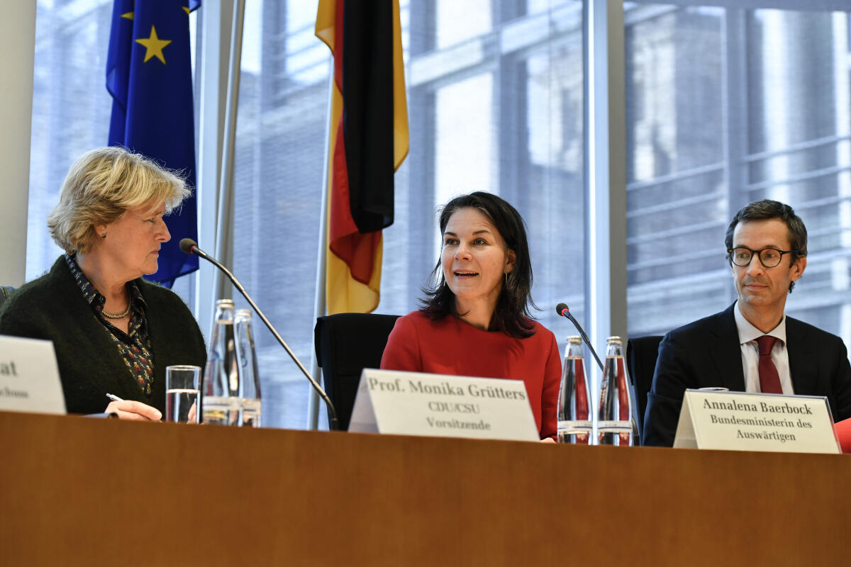 Die Vorsitzende des Unterausschuss Vereinte Nationen, internationale Organisationen und zivile Krisenprävention, Prof. Monika Grütters, CDU/CSU, MdB, (links), empfängt Bundesministerin des Auswärtigen Annalena Baerbock, Bündnis 90/Die Grünen, MdB, (Mitte), im Ausschuss. Grütters, Monika; Baerbock, Annalena Die Vorsitzende des Unterausschuss Vereinte Nationen, internationale Organisationen und zivile Krisenprävention, Prof. Monika Grütters, CDU/CSU, MdB, (links), empfängt Bundesministerin des Auswärtigen Annalena Baerbock, Bündnis 90/Die Grünen, MdB, (Mitte), im Ausschuss.