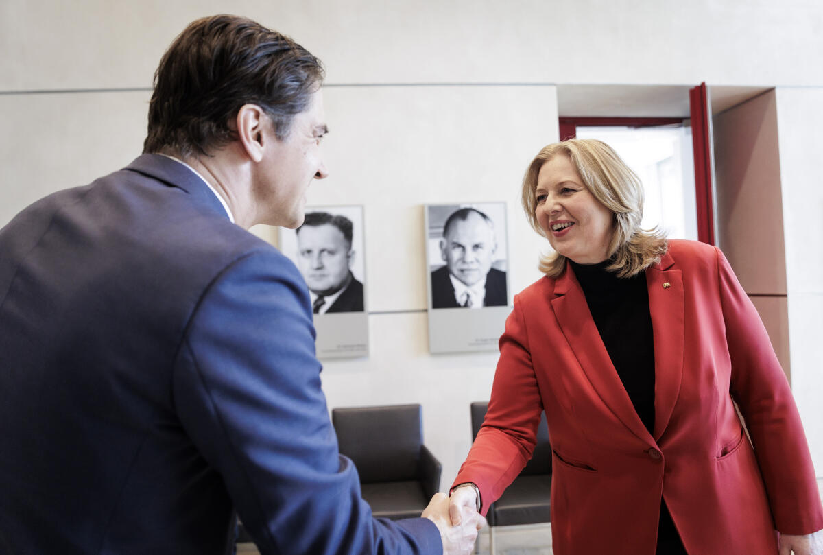 Bundestagspräsidentin Bärbel Bas, SPD, MdB, (rechts), begrüßt den Botschafter der Republik Finnland, S.E. Herrn Kai Jürgen Mikael Sauer, (links), zu einem Gespräch. Bas, Bärbel; Sauer, Kai Jürgen Mikael Bundestagspräsidentin Bärbel Bas, SPD, MdB, (rechts), begrüßt den Botschafter der Republik Finnland, S.E. Herrn Kai Jürgen Mikael Sauer, (links), zu einem Gespräch.