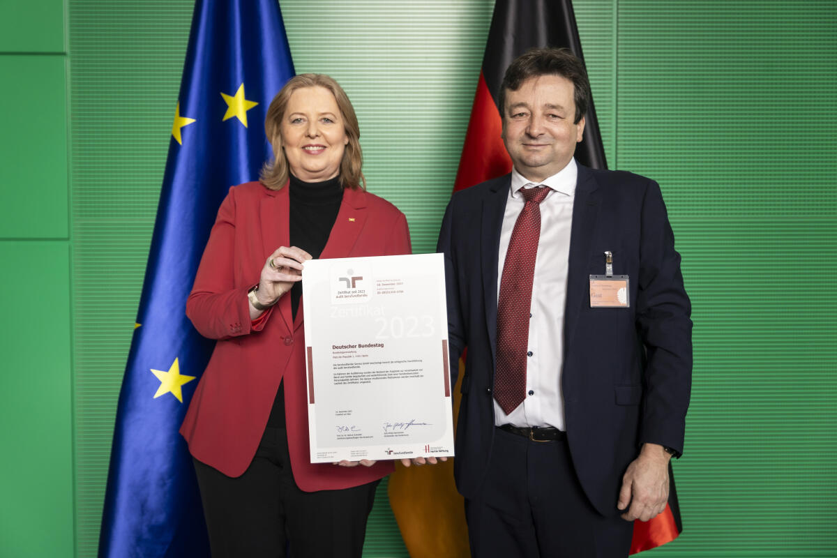 Übergabe des Zertifikats "berufundfamilie" durch Oliver Schmitz, Geschäftsführer berufundfamilie Service GmbH, (rechts), an Bundestagspräsidentin Bärbel Bas, SPD, MdB, (links). Die Bundestagsverwaltung hat den Auditierungsprozess "berufundfamilie" als familienfreundliche Arbeitgeberin im vergangenen Jahr erfolgreich durchlaufen. Bas, Bärbel; Schmitz, Oliver Übergabe des Zertifikats "berufundfamilie" durch Oliver Schmitz, Geschäftsführer berufundfamilie Service GmbH, (rechts), an Bundestagspräsidentin Bärbel Bas, SPD, MdB, (links). Die Bundestagsverwaltung hat den Auditierungsprozess "berufundfamilie" als familienfreundliche Arbeitgeberin im vergangenen Jahr erfolgreich durchlaufen.