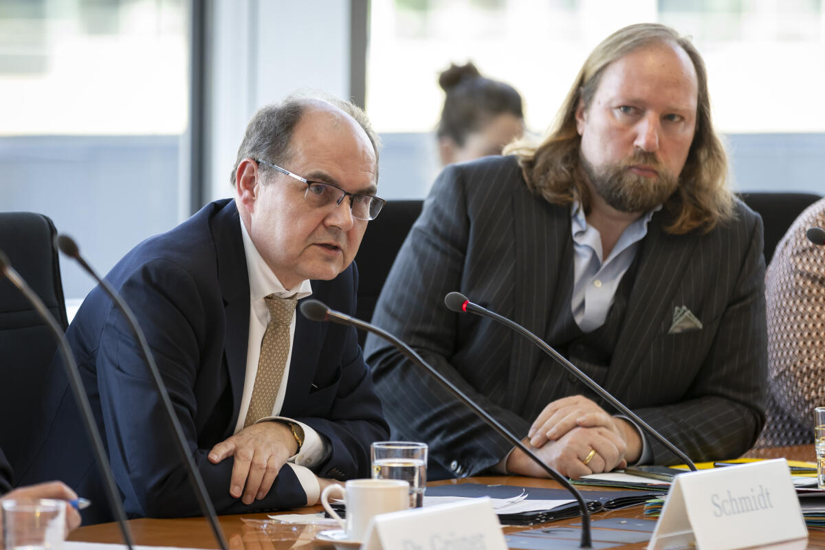 Ausschuss für die Angelegenheiten der Europäischen Union, Vorsitzender Dr. Anton Hofreiter, Bündnis 90/Die Grünen, MdB, (rechts), empfängt den Hohen Repräsentanten für Bosnien und Herzegowina, Bundesminister a.D., Christian Schmidt, (links), zu einem Gespräch während der Ausschusssitzung. Hofreiter, Anton; Schmidt, Christian Ausschuss für die Angelegenheiten der Europäischen Union, Vorsitzender Dr. Anton Hofreiter, Bündnis 90/Die Grünen, MdB, (rechts), empfängt den Hohen Repräsentanten für Bosnien und Herzegowina, Bundesminister a.D., Christian Schmidt, (links), zu einem Gespräch während der Ausschusssitzung.