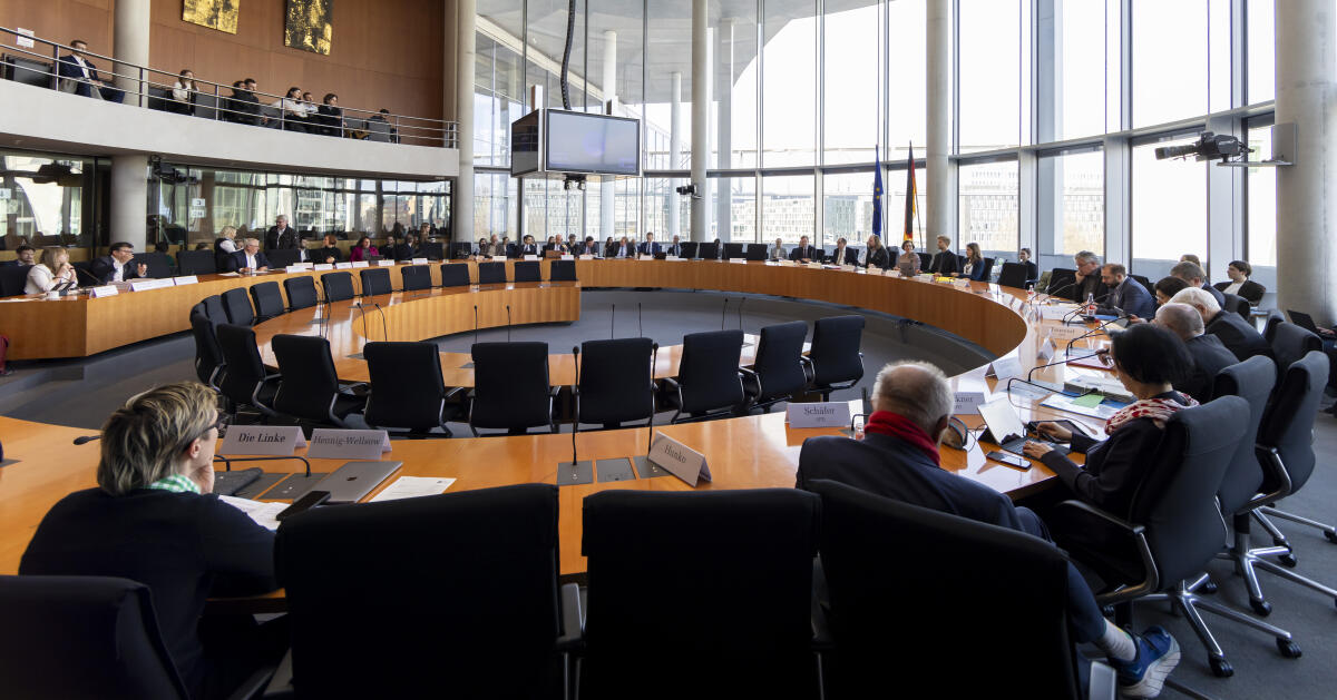 Ausschuss für die Angelegenheiten der Europäischen Union, Vorsitzender Dr. Anton Hofreiter, Bündnis 90/Die Grünen, MdB, empfängt den Hohen Repräsentanten für Bosnien und Herzegowina, Bundesminister a.D., Christian Schmidt, zu einem Gespräch während der Ausschusssitzung. Hofreiter, Anton; Schmidt, Christian Ausschuss für die Angelegenheiten der Europäischen Union, Vorsitzender Dr. Anton Hofreiter, Bündnis 90/Die Grünen, MdB, empfängt den Hohen Repräsentanten für Bosnien und Herzegowina, Bundesminister a.D., Christian Schmidt, zu einem Gespräch während der Ausschusssitzung.