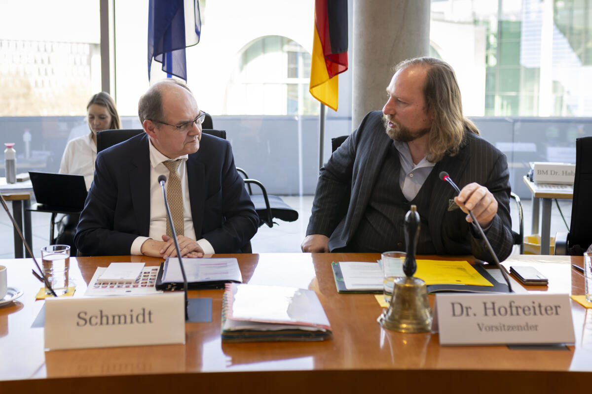 Ausschuss für die Angelegenheiten der Europäischen Union, Vorsitzender Dr. Anton Hofreiter, Bündnis 90/Die Grünen, MdB, (rechts), empfängt den Hohen Repräsentanten für Bosnien und Herzegowina, Bundesminister a.D., Christian Schmidt, (links), zu einem Gespräch während der Ausschusssitzung. Hofreiter, Anton; Schmidt, Christian Ausschuss für die Angelegenheiten der Europäischen Union, Vorsitzender Dr. Anton Hofreiter, Bündnis 90/Die Grünen, MdB, (rechts), empfängt den Hohen Repräsentanten für Bosnien und Herzegowina, Bundesminister a.D., Christian Schmidt, (links), zu einem Gespräch während der Ausschusssitzung.