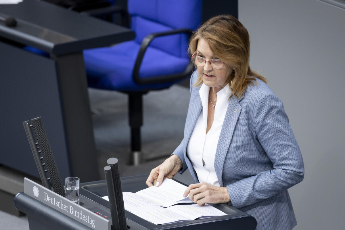 Mittag, Susanne Susanne Mittag, SPD, MdB, hält eine Rede zum Tagesordnungspunkt 22 "Internationaler Frauentag" im Plenum.