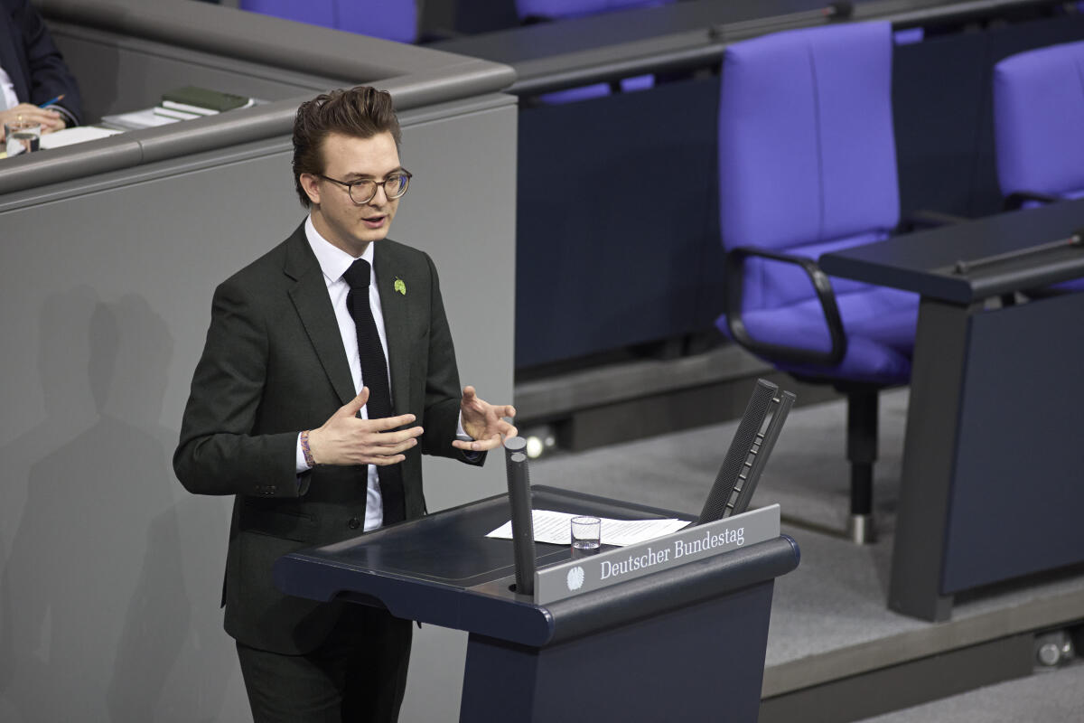 Eckert, Leon Leon Eckert, Bündnis 90/Die Grünen, MdB, hält eine Rede zum Tagesordnungspunkt 6 "Bürgergutachten des Bürgerrats "Ernährung im Wandel" im Plenum.