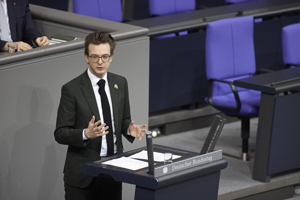 Eckert, Leon Leon Eckert, Bündnis 90/Die Grünen, MdB, hält eine Rede zum Tagesordnungspunkt 6 "Bürgergutachten des Bürgerrats "Ernährung im Wandel" im Plenum.