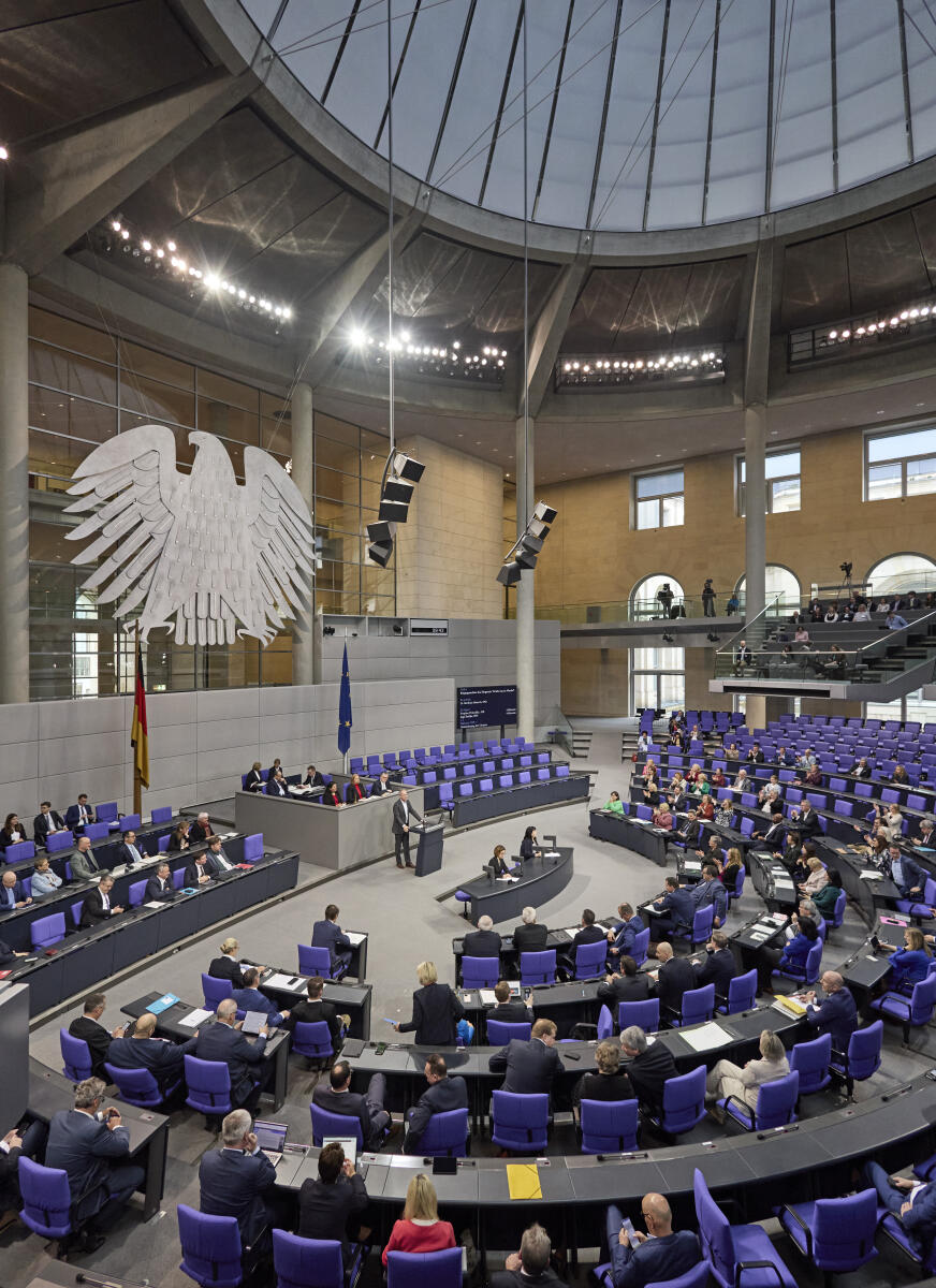 Blick in den Plenarsaal während der Plenarsitzung zum Tagesordnungspunkt 6 Bürgergutachten des Bürgerrats "Ernährung im Wandel" im Plenum. Blick in den Plenarsaal während der Plenarsitzung zum Tagesordnungspunkt 6 Bürgergutachten des Bürgerrats "Ernährung im Wandel" im Plenum.
