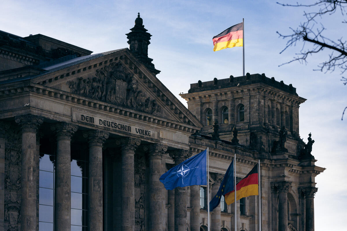  Beflaggung des Westportales des Reichstagsgebäudes anlässlich des 75. Gründungsjubiläums der North Atlantic Treaty Organization (NATO)