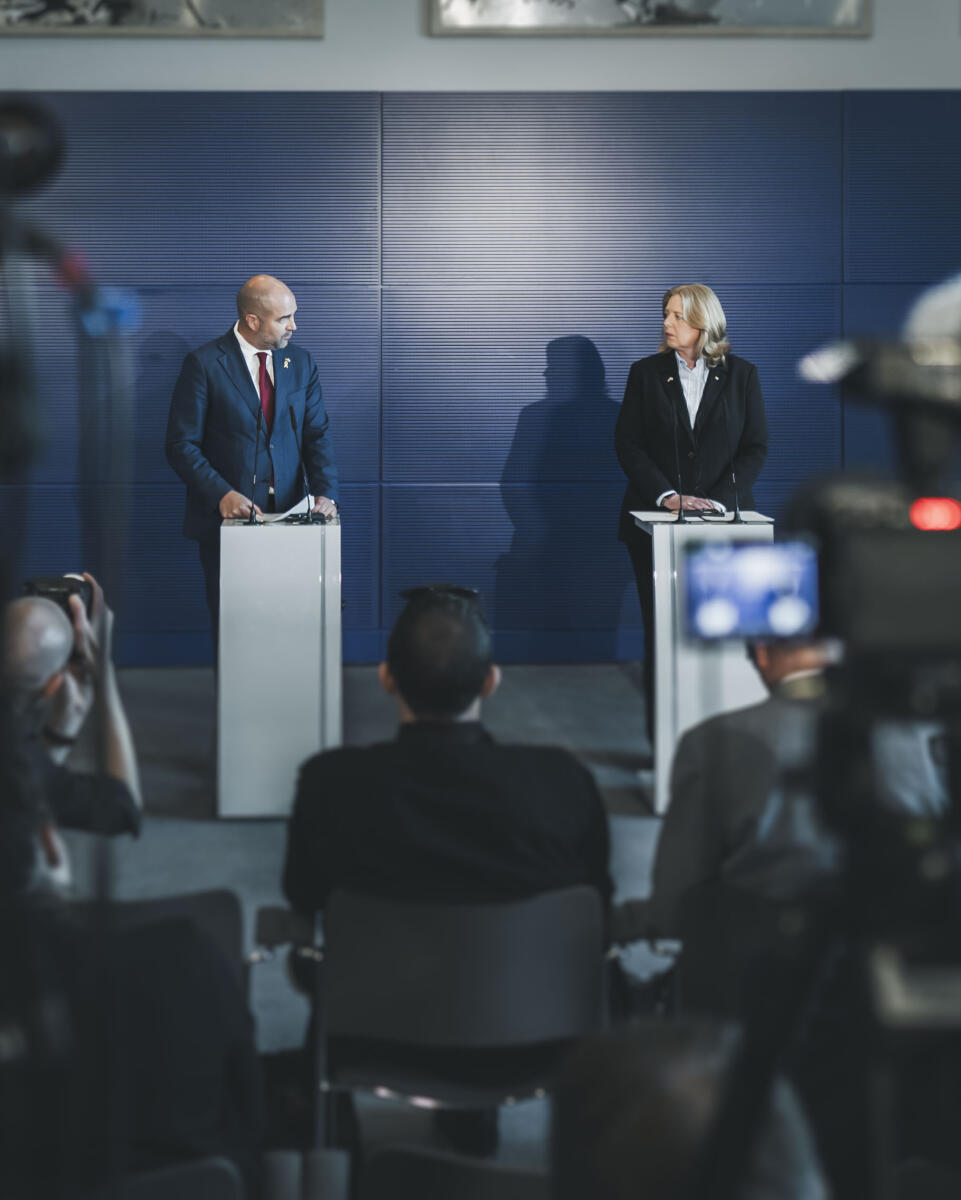 Bundestagspräsidentin Bärbel Bas (r), SPD, MdB, empfängt den Präsidenten der Knesset des Staates Israel, Amir Ohana (l). Hier während der Pressestatements. Bas, Bärbel Bundestagspräsidentin Bärbel Bas (r), SPD, MdB, empfängt den Präsidenten der Knesset des Staates Israel, Amir Ohana (l). Hier während der Pressestatements.