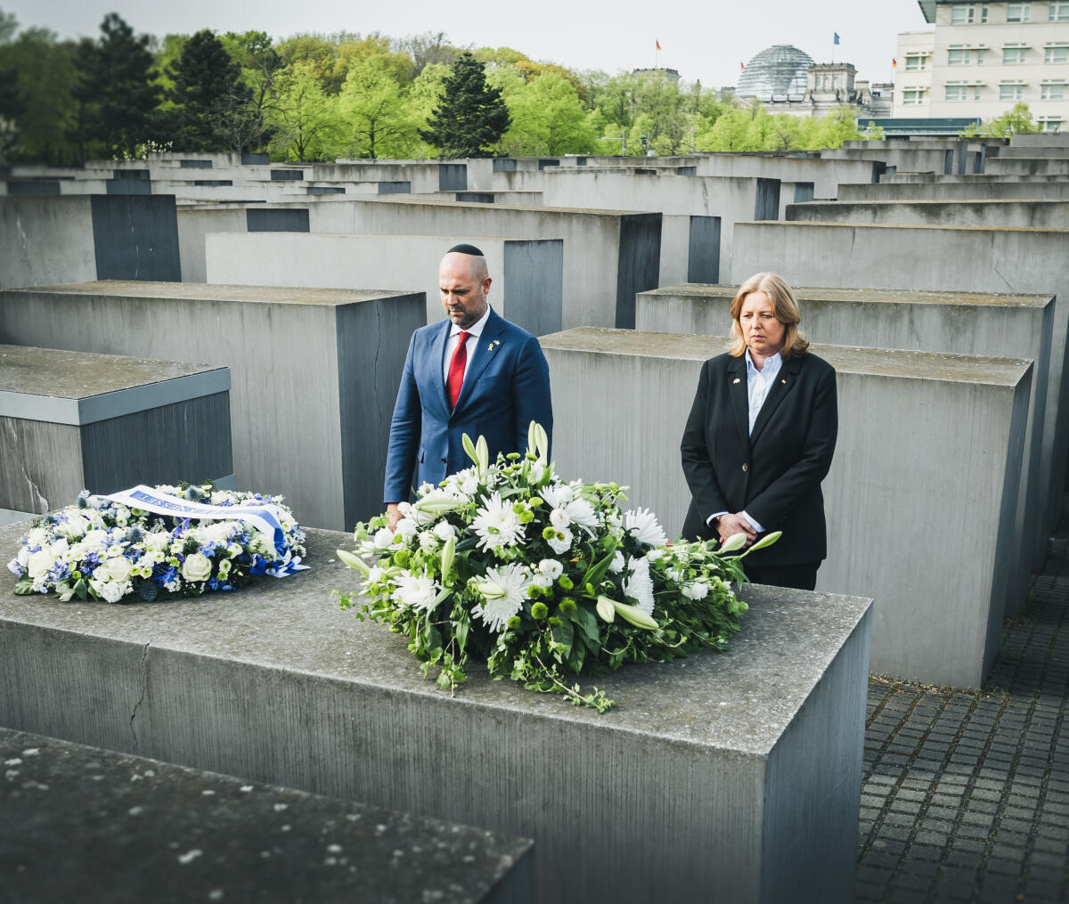 Bas, Bärbel Bundestagspräsidentin Bärbel Bas (r), SPD, MdB, empfängt den Präsidenten der Knesset des Staates Israel, Amir Ohana (l). Hier beim Stillen Gedenken vor den Kränzen im Stelenfeld des Denkmals für die ermordeten Juden Europas.