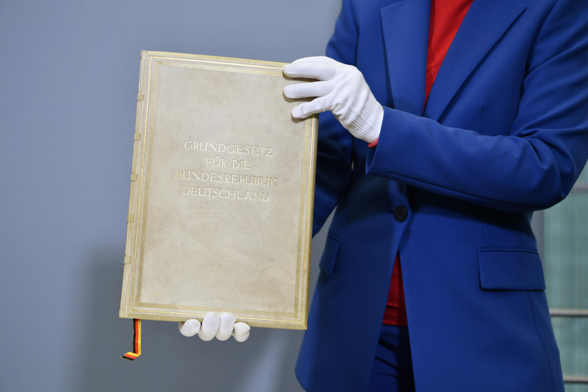 Blick auf die Urschrift des Grundgesetzes der Bundesrepublik Deutschland während eines presseöffentlichen Bildtermins. Das Grundgesetz wird von einer Mitarbeiterin des Referates Parlamentsarchiv präsentiert. Blick auf die Urschrift des Grundgesetzes der Bundesrepublik Deutschland während eines presseöffentlichen Bildtermins. Das Grundgesetz wird von einer Mitarbeiterin des Referates Parlamentsarchiv präsentiert.