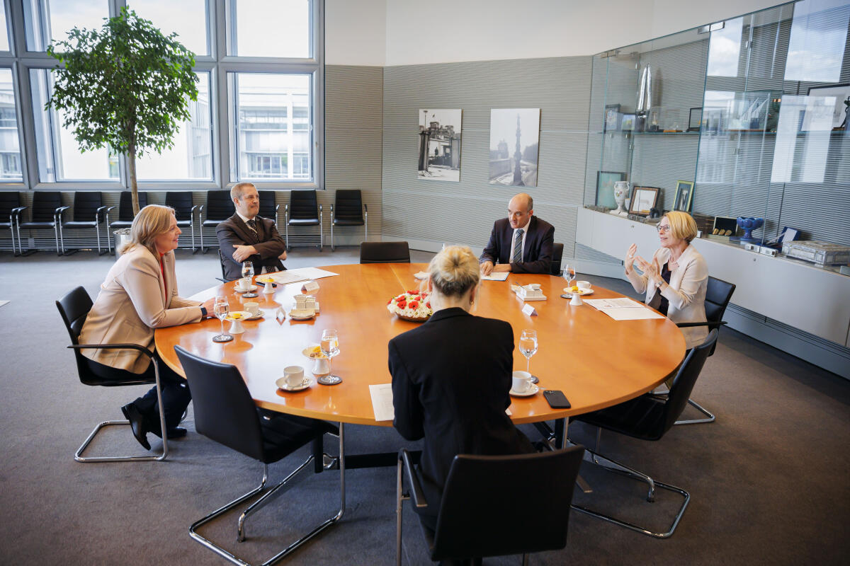 Bas, Bärbel; Leu, Livia Bundestagspräsidentin Bärbel Bas, SPD, MdB, (links), empfängt die Botschafterin der Schweiz, I.E. Frau Livia Leu, (rechts), zu einem Gespräch.