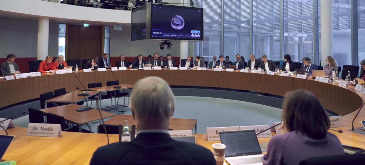 Bundesminister für Wirtschaft und Klimaschutz, Dr. Robert Habeck, Bündnis 90/Die Grünen, MdB, zu Gast im Ausschuss für Klimaschutz und Energie. Blick in den Saal. Bundesminister für Wirtschaft und Klimaschutz, Dr. Robert Habeck, Bündnis 90/Die Grünen, MdB, zu Gast im Ausschuss für Klimaschutz und Energie. Blick in den Saal.