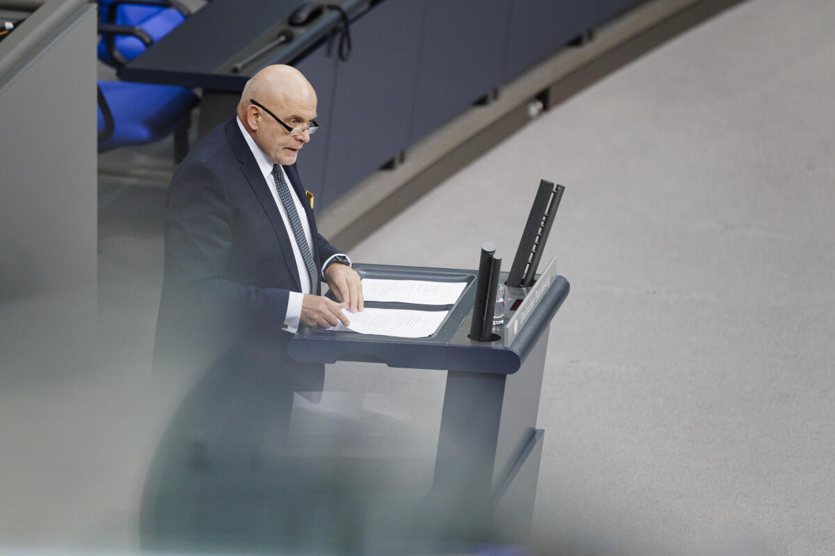 Monstadt, Dietrich Dietrich Monstadt CDU/CSU, MdB, hält eine Rede zum Tagesordnungspunkt 13 "Sicherstellung der Versorgung mit Medizinprodukten" im Plenum.