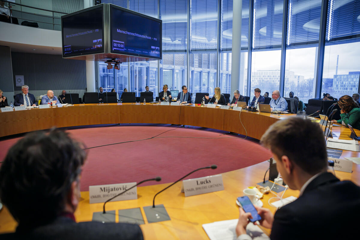 Gespräch mit dem Bundesminister für Ernährung und Landwirtschaft, Cem Özdemir, Bündnis 90/Die Grünen, MdB, in der 56. Sitzung des Ausschusses für Menschenrechte und humanitäre Hilfe unter Anwesenheit der Ausschussvorsitzenden Renata Alt, FDP, MdB. Alt, Renata; Özdemir, Cem Gespräch mit dem Bundesminister für Ernährung und Landwirtschaft, Cem Özdemir, Bündnis 90/Die Grünen, MdB, in der 56. Sitzung des Ausschusses für Menschenrechte und humanitäre Hilfe unter Anwesenheit der Ausschussvorsitzenden Renata Alt, FDP, MdB.