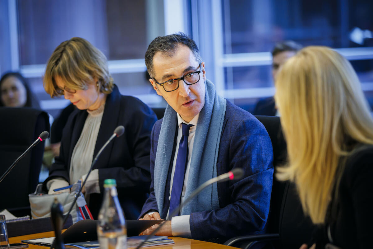 Gespräch mit dem Bundesminister für Ernährung und Landwirtschaft, Cem Özdemir, Bündnis 90/Die Grünen, MdB, in der 56. Sitzung des Ausschusses für Menschenrechte und humanitäre Hilfe unter Anwesenheit der Ausschussvorsitzenden Renata Alt, FDP, MdB. Alt, Renata; Özdemir, Cem Gespräch mit dem Bundesminister für Ernährung und Landwirtschaft, Cem Özdemir, Bündnis 90/Die Grünen, MdB, in der 56. Sitzung des Ausschusses für Menschenrechte und humanitäre Hilfe unter Anwesenheit der Ausschussvorsitzenden Renata Alt, FDP, MdB.