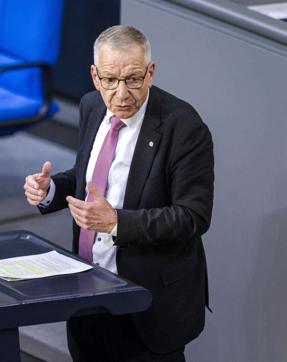 Mende, Dirk-Ulrich Dirk-Ulrich Mende, SPD, MdB, hält eine Rede zum Tagesordnungspunkt 12 "Baukulturbericht 2022/23" im Plenum.