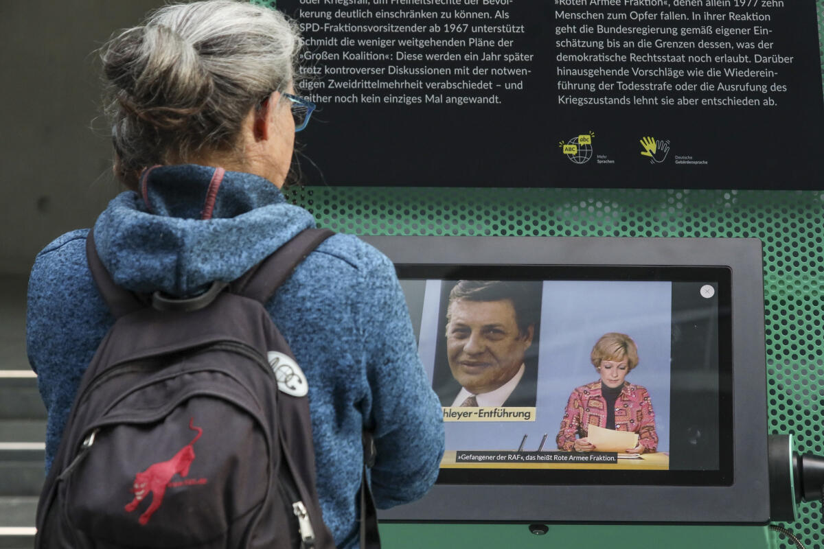  Besucherin in der Ausstellung „#Challenging Democracy - von Helmut Schmidt bis heute" vor deren Eröffnung in der Halle des Paul-Löbe-Hauses. 