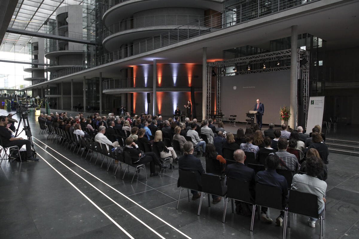 Steinbrück, Peer Kuratoriumsvorsitzender der Bundeskanzler-Helmut-Schmidt-Stiftung, Peer Steinbrück, eröffnet die Ausstellung „#Challenging Democracy - Von Helmut Schmidt bis heute" in der Halle des Paul-Löbe-Hauses. 