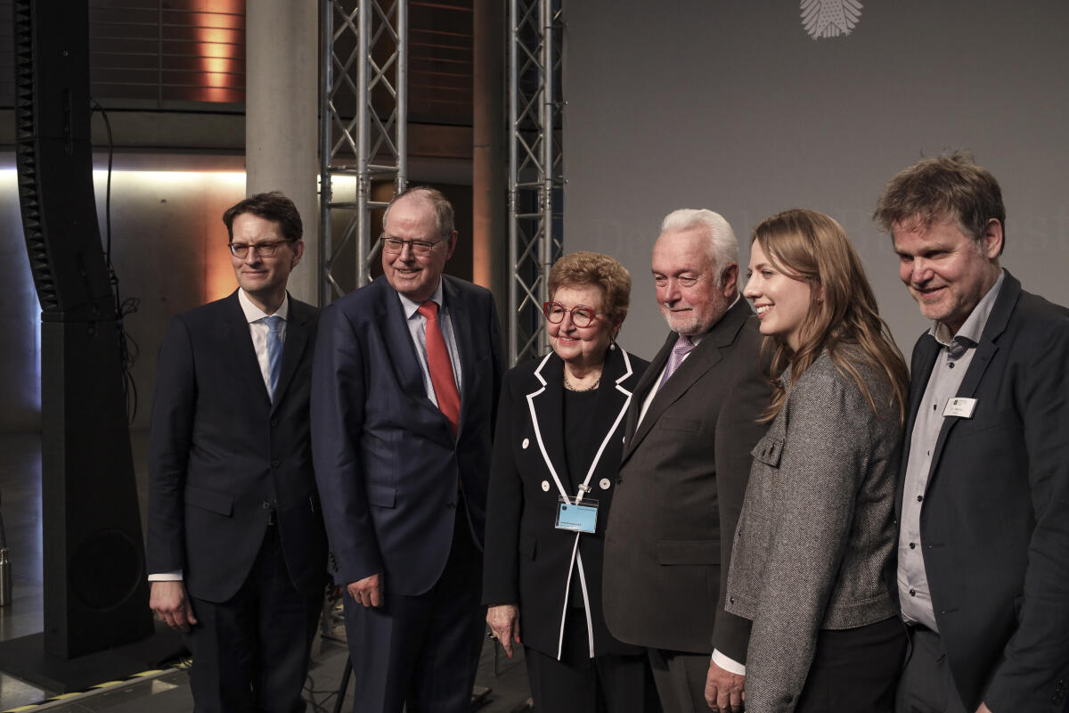 Woyke, Meik; Steinbrück, Peer; Wulf-Mathies, Monika; Kubicki, Wolfgang; Strunk, Merle; Koch, Magnus Gruppenbild mit v.l.n.r: dem Vorstandsvorsitzenden und Geschäftsführer der Bundeskanzler-Helmut-Schmidt-Stiftung, Dr. Meik Woyke, dem Kuratoriumsvorsitzenden der Bundeskanzler-Helmut-Schmidt-Stiftung, Peer Steinbrück, der ehemaligen Vorsitzenden der Gewerkschaft öffentlicher Dienst, Transport und Verkehr und Referatsleiterin im Bundeskanzleramt während der Regierungszeit von Willy Brandt und Helmut Schmidt, Dr. Monika Wulf-Mathies, Vizepräsident des Deutschen Bundestages, Wolfgang Kubicki, FDP, MdB, Mitarbeiterin der Bundeskanzler-Helmut-Schmidt-Stiftung, Merle Strunk, und Leiter des Arbeitsbereiches Ausstellungen und Geschichte, Dr. Magnus Koch während der Eröffnung der Ausstellung „#Challenging Democracy - von Helmut Schmidt bis heute" in der Halle des Paul-Löbe-Hauses. 