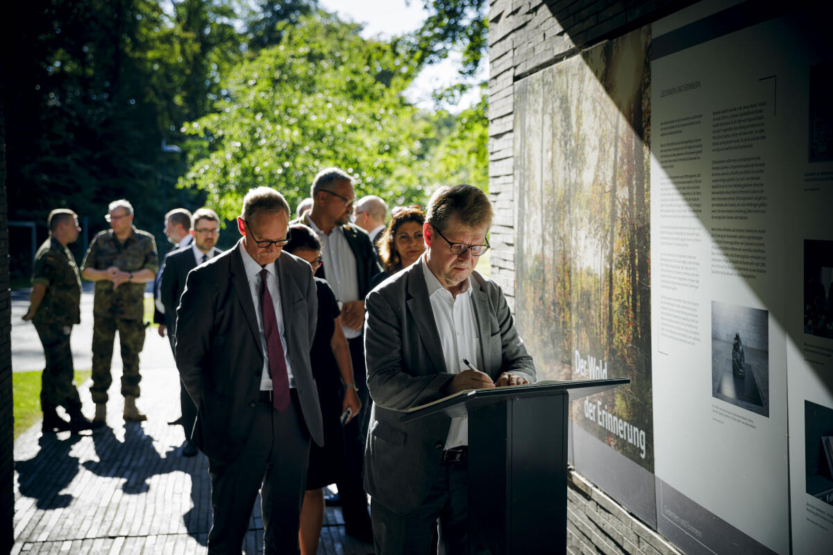 Stegner, Ralf; Müller, Michael Besuch des 1. Untersuchungsausschuss der 20. Wahlperiode des Deutschen Bundestages zum Abzug der Bundeswehrtruppen aus Afghanistan im Wald der Erinnerung in Potsdam, 05.09.2023.