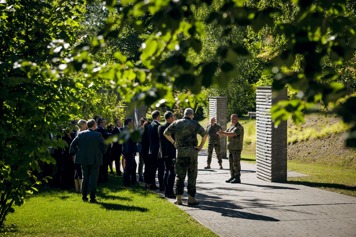 Stegner, Ralf; Müller, Michael Besuch des 1. Untersuchungsausschuss der 20. Wahlperiode des Deutschen Bundestages zum Abzug der Bundeswehrtruppen aus Afghanistan im Wald der Erinnerung in Potsdam, 05.09.2023.