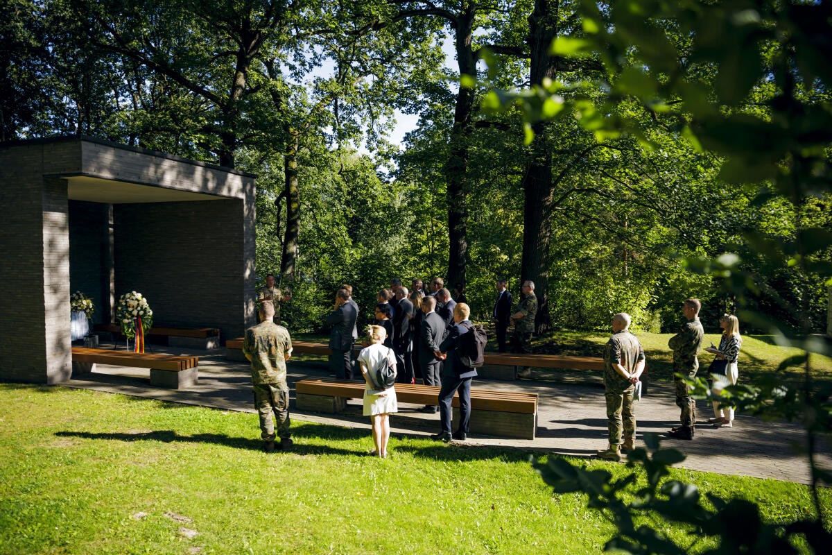 Stegner, Ralf; Müller, Michael Besuch des 1. Untersuchungsausschuss der 20. Wahlperiode des Deutschen Bundestages zum Abzug der Bundeswehrtruppen aus Afghanistan im Wald der Erinnerung in Potsdam, 05.09.2023.