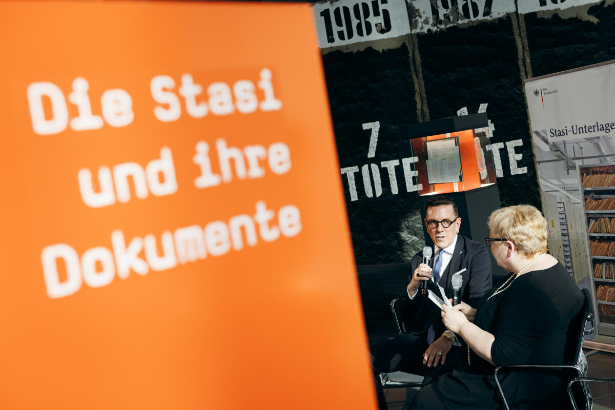 Zupke, Evelyn Eröffnung der Wanderausstellung des Stasi-Unterlagen-Archivs Erinnern für die Zukunft Die Stasi-Unterlagen und unsere gesamtdeutsche Geschichte in Berlin,; Mario Röllig (links) berichtete bei der Ausstellungseröffnung zu Gast im Gespräch mit der Opferbeauftragten Evelyn Zupke von seinen Erfahrungen mit der Stasi.; 23.04.2024.