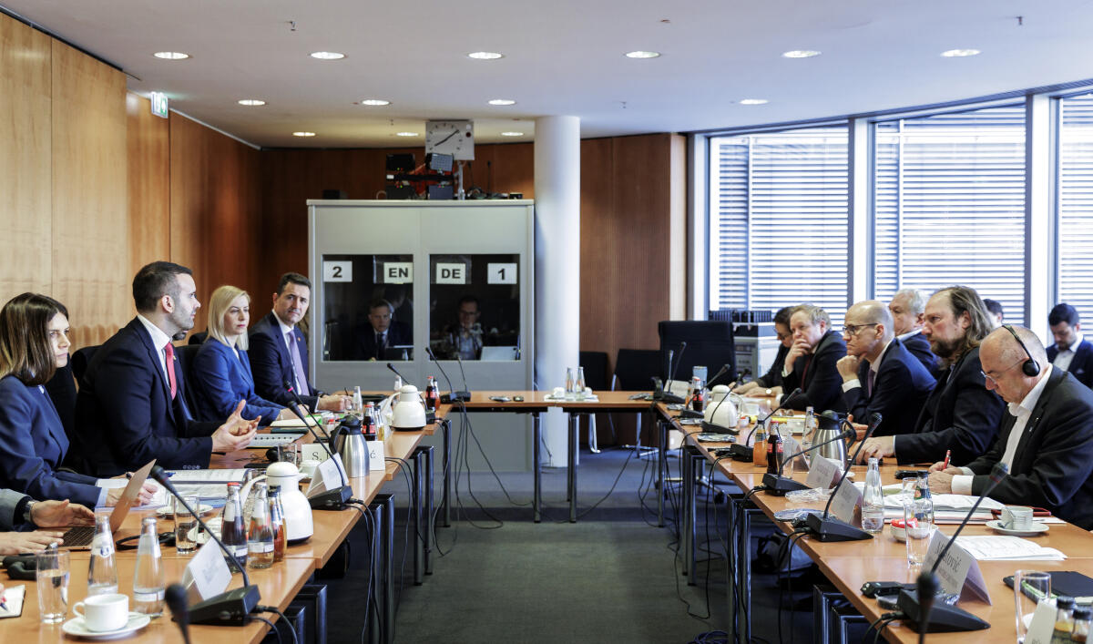 Ausschuss für die Angelegenheiten der Europäischen Union empfängt Premierminister von Montenegro, S.E. Milojko Spajić, (2. von links), zu einem Gespräch. Ausschussvorsitzender Dr. Anton Hofreiter, Bündnis 90/Die Grünen, MdB, (2. von rechts), begrüßt die Mitglieder der Delegation. Spajić, Milojko; Hofreiter, Anton Ausschuss für die Angelegenheiten der Europäischen Union empfängt Premierminister von Montenegro, S.E. Milojko Spajić, (2. von links), zu einem Gespräch. Ausschussvorsitzender Dr. Anton Hofreiter, Bündnis 90/Die Grünen, MdB, (2. von rechts), begrüßt die Mitglieder der Delegation.