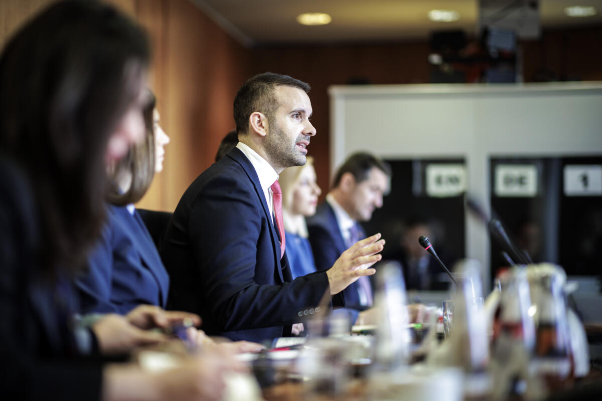 Spajić, Milojko Ausschuss für die Angelegenheiten der Europäischen Union empfängt Premierminister von Montenegro, S.E. Milojko Spajić, (3. von links), zu einem Gespräch.