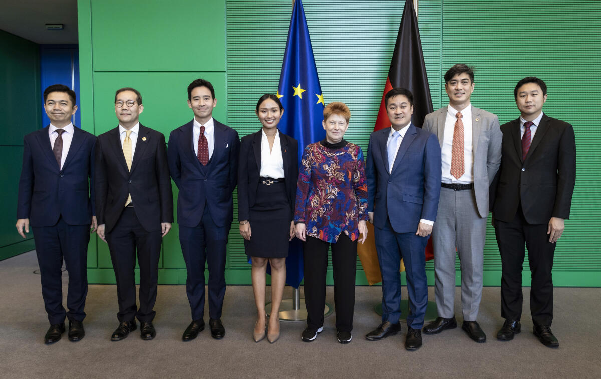 Bundestagsvizepräsidentin Petra Pau, Gruppe Die Linke., MdB, (4. von rechts), empfängt eine thailändische Parlamentariergruppe zu einem Gespräch. Mitglied der Delegation ist u.a. Padipat Suntiphada, Erster stellvertretender Sprecher des Repräsentantenhauses des Königreichs Thailand, (3. von rechts). Pau, Petra; Suntiphada, Padipat Bundestagsvizepräsidentin Petra Pau, Gruppe Die Linke., MdB, (4. von rechts), empfängt eine thailändische Parlamentariergruppe zu einem Gespräch. Mitglied der Delegation ist u.a. Padipat Suntiphada, Erster stellvertretender Sprecher des Repräsentantenhauses des Königreichs Thailand, (3. von rechts).