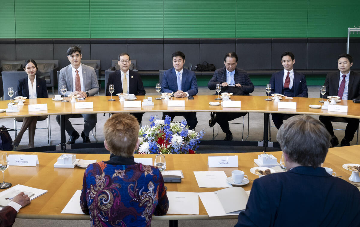 Bundestagsvizepräsidentin Petra Pau, Gruppe Die Linke., MdB, (von hinten links), empfängt eine thailändische Parlamentariergruppe zu einem Gespräch. Mitglied der Delegation ist u.a. Padipat Suntiphada, Erster stellvertretender Sprecher des Repräsentantenhauses des Königreichs Thailand, (hintere Reihe, 4. von links). Pau, Petra; Suntiphada, Padipat Bundestagsvizepräsidentin Petra Pau, Gruppe Die Linke., MdB, (von hinten links), empfängt eine thailändische Parlamentariergruppe zu einem Gespräch. Mitglied der Delegation ist u.a. Padipat Suntiphada, Erster stellvertretender Sprecher des Repräsentantenhauses des Königreichs Thailand, (hintere Reihe, 4. von links).