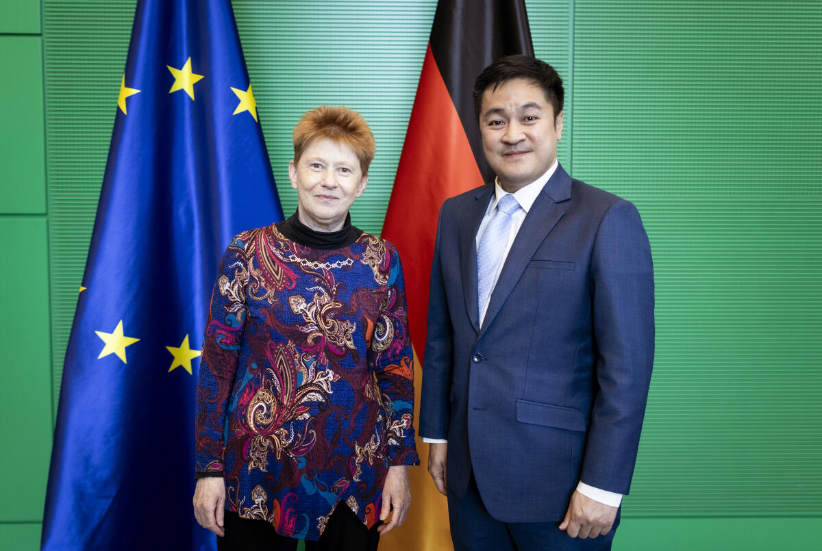 Bundestagsvizepräsidentin Petra Pau, Gruppe Die Linke., MdB, (links), empfängt eine thailändische Parlamentariergruppe zu einem Gespräch. Hier mit Padipat Suntiphada, Erster stellvertretender Sprecher des Repräsentantenhauses des Königreichs Thailand. (rechts). Pau, Petra; Suntiphada, Padipat Bundestagsvizepräsidentin Petra Pau, Gruppe Die Linke., MdB, (links), empfängt eine thailändische Parlamentariergruppe zu einem Gespräch. Hier mit Padipat Suntiphada, Erster stellvertretender Sprecher des Repräsentantenhauses des Königreichs Thailand. (rechts).