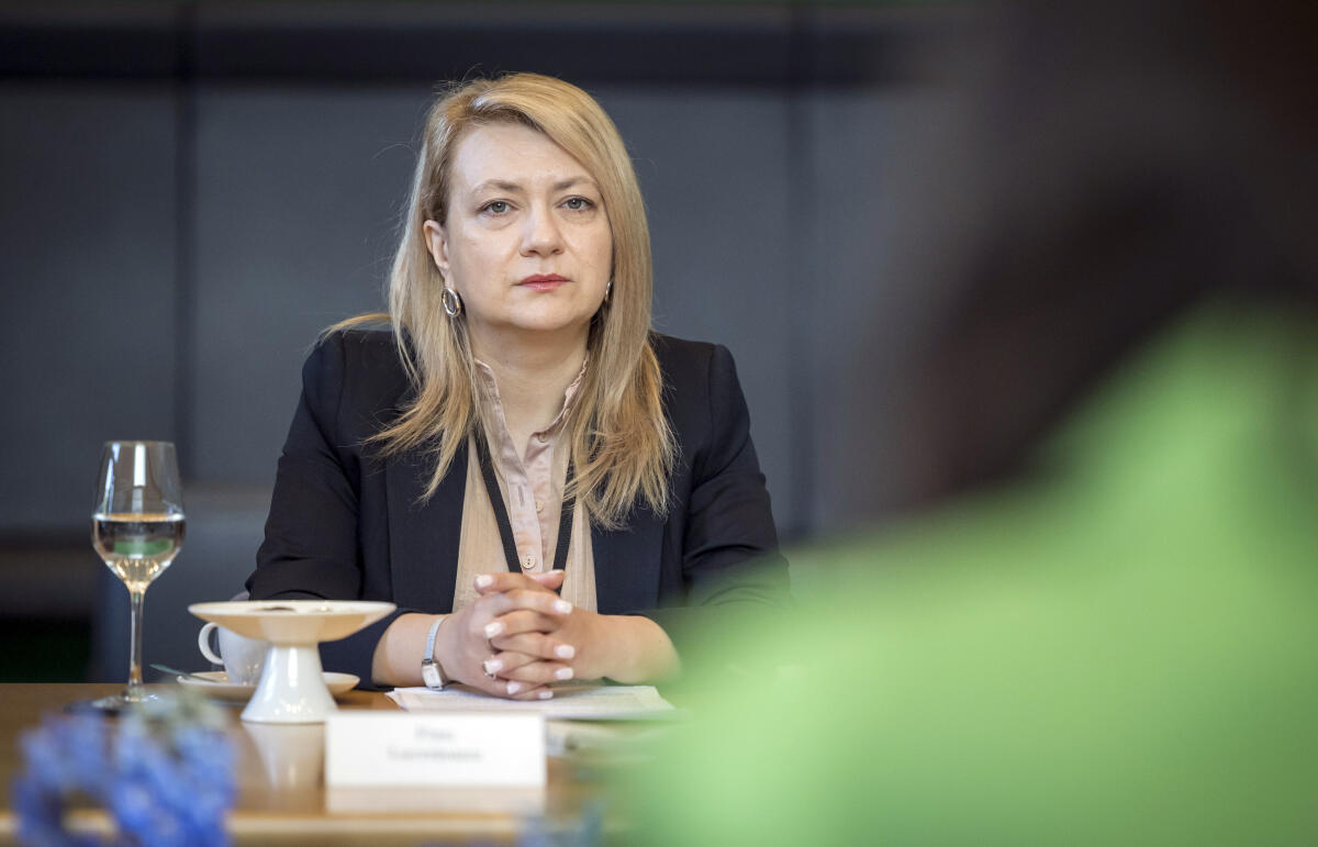 Göring-Eckardt, Katrin; Lucreteanu, Mariana Bundestagsvizepräsidentin Katrin Göring-Eckardt, Bündnis 90/Die Grünen, MdB, (von hinten), empfängt eine Parlamentariergruppe der Republik Moldau zu einem Gespräch. Hier im Gespräch mit Mariana Lucreteanu, Vorsitzende der Moldauisch-Deutschen Parlamentariergruppe, Mitglied des Ausschusses für sozialen Schutz, Gesundheit und Familie, PAS-Fraktion.