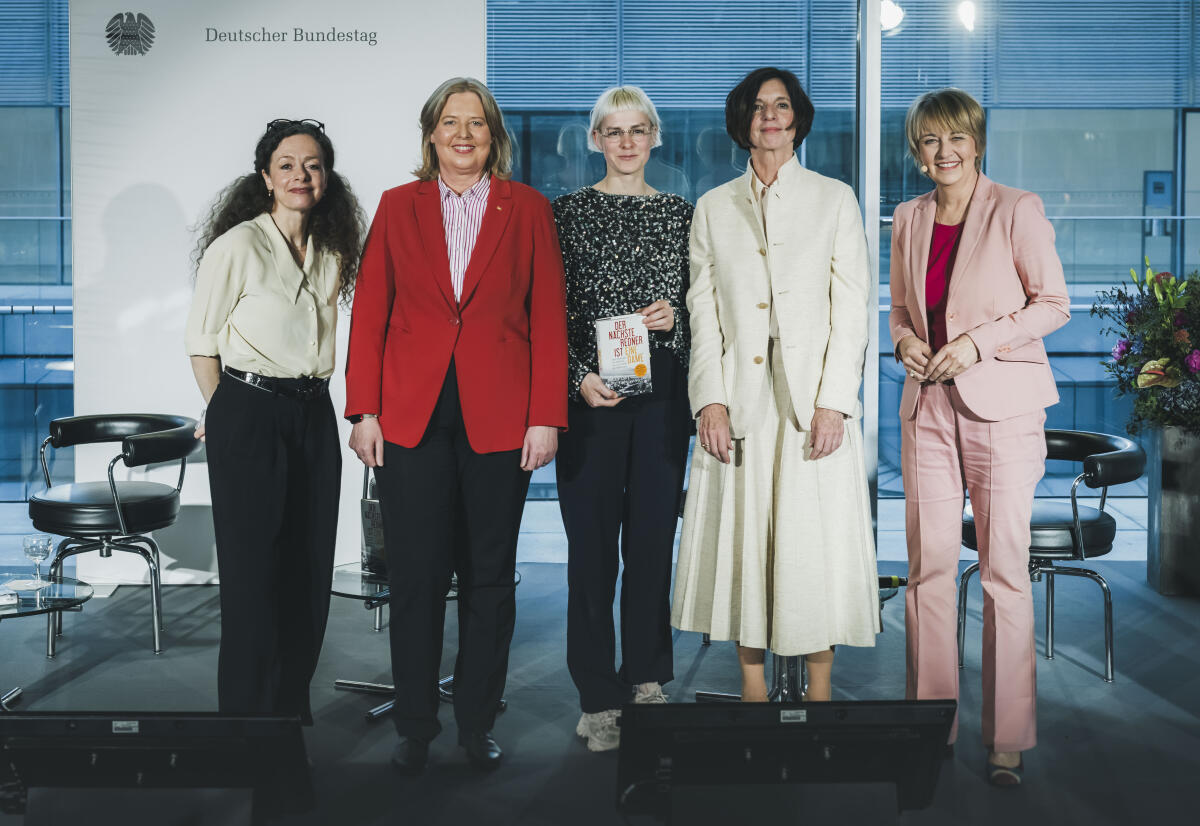 Bas, Bärbel Gruppenfoto (vlnr) Shelly Kupferberg, Bundestagspräsidentin Bärbel Bas, SPD, MdB, Helene Bukowski, Professorin Jutta Allmendinger und Moderatorin Anke Plättner im Rahmen der Buchpräsentation „Der nächste Redner ist eine Dame – die Frauen im ersten Deutschen Bundestag“.