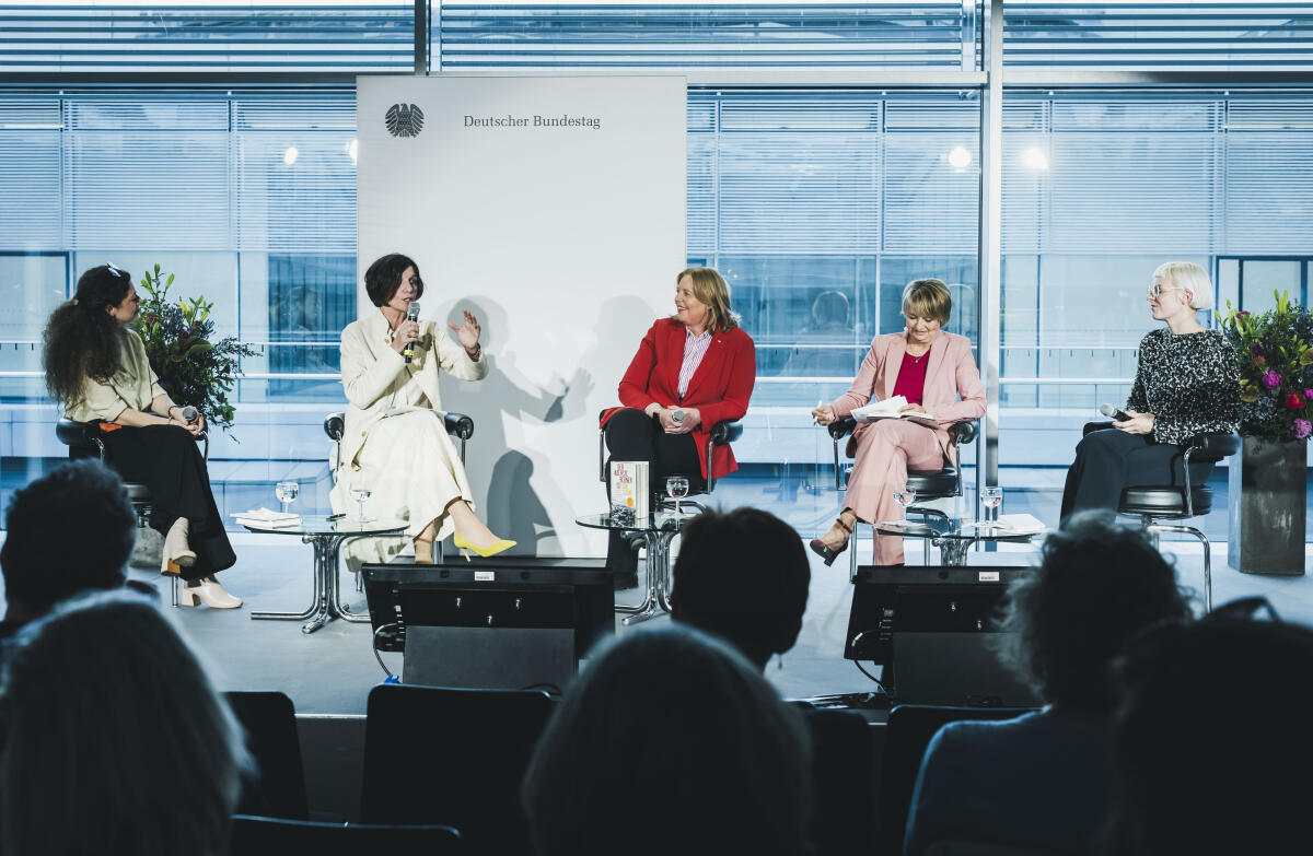 Bas, Bärbel (vlnr) Shelly Kupferberg, Professorin Jutta Allmendinger, Bundestagspräsidentin Bärbel Bas, SPD, Moderatorin Anke Plättner und  Helene Bukowski im Gespräch im Rahmen der Buchpräsentation „Der nächste Redner ist eine Dame – die Frauen im ersten Deutschen Bundestag“.