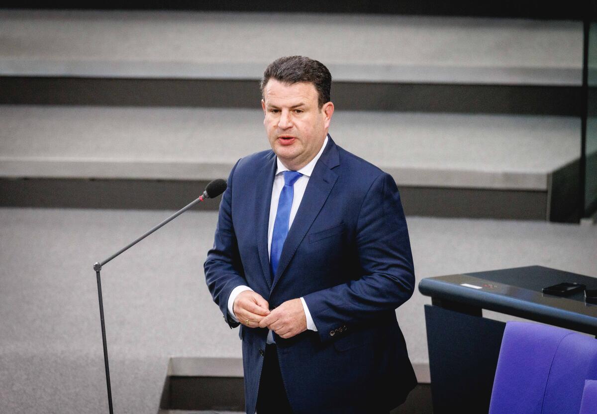 Heil, Hubertus Hubertus Heil, Bundesminister für Arbeit und Soziales, aufgenommen während der Regierungsbefragung im Bundestag in Berlin, 15.05.2024.