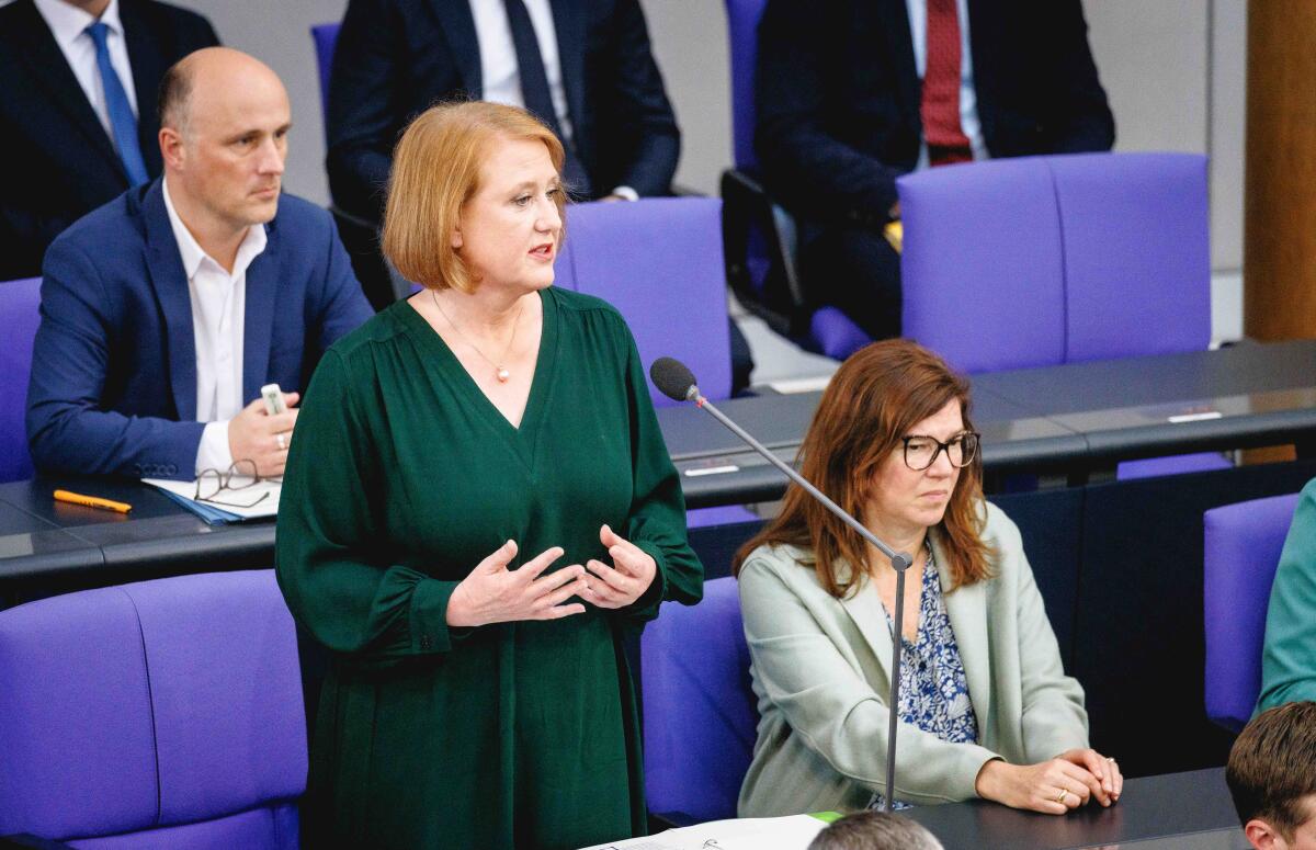 Paus, Lisa Lisa Paus, Bundesministerin für Familie, Senioren, Frauen und Jugend, aufgenommen während der Regierungsbefragung im Bundestag in Berlin, 15.05.2024.