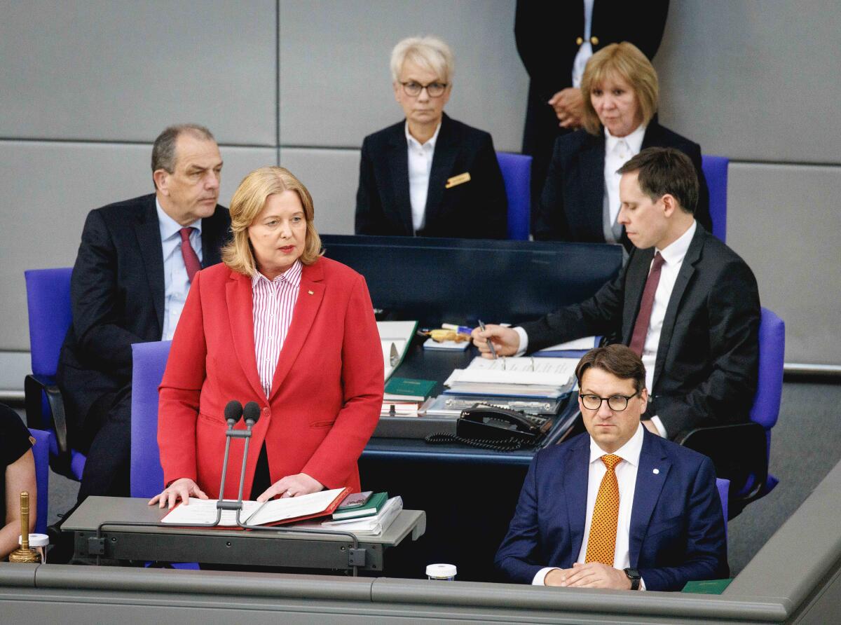 Bundestagspräsidentin Bärbel Bas hat angesichts der Angriffe auf Politikerinnen und Politiker aller Parteien dazu aufgerufen, Hass und Hetze keinen Raum zu geben – „nicht auf den Straßen, nicht im Netz und nicht in den Parlamenten“. Berlin, 15.05.2024. Bas, Bärbel Bundestagspräsidentin Bärbel Bas hat angesichts der Angriffe auf Politikerinnen und Politiker aller Parteien dazu aufgerufen, Hass und Hetze keinen Raum zu geben – „nicht auf den Straßen, nicht im Netz und nicht in den Parlamenten“. Berlin, 15.05.2024.
