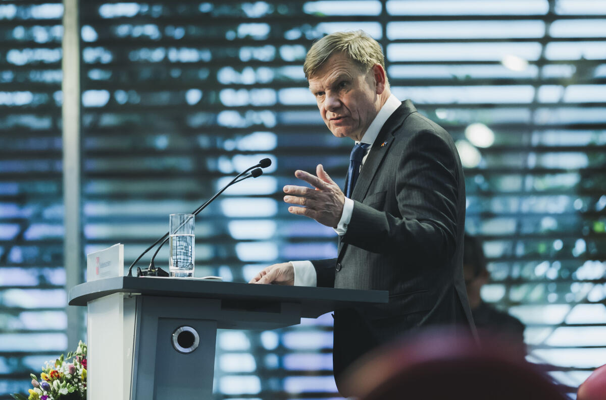 Wadephul, Johann David Johann Wadephul (im Bild), CDU/CSU, MdB, Leiter der deutschen Delegation in der NATO PV, während seiner Rede im Rahmen des Festakts „75 Jahre NATO - wichtiger denn je" in der Landesvertretung Niedersachsen.