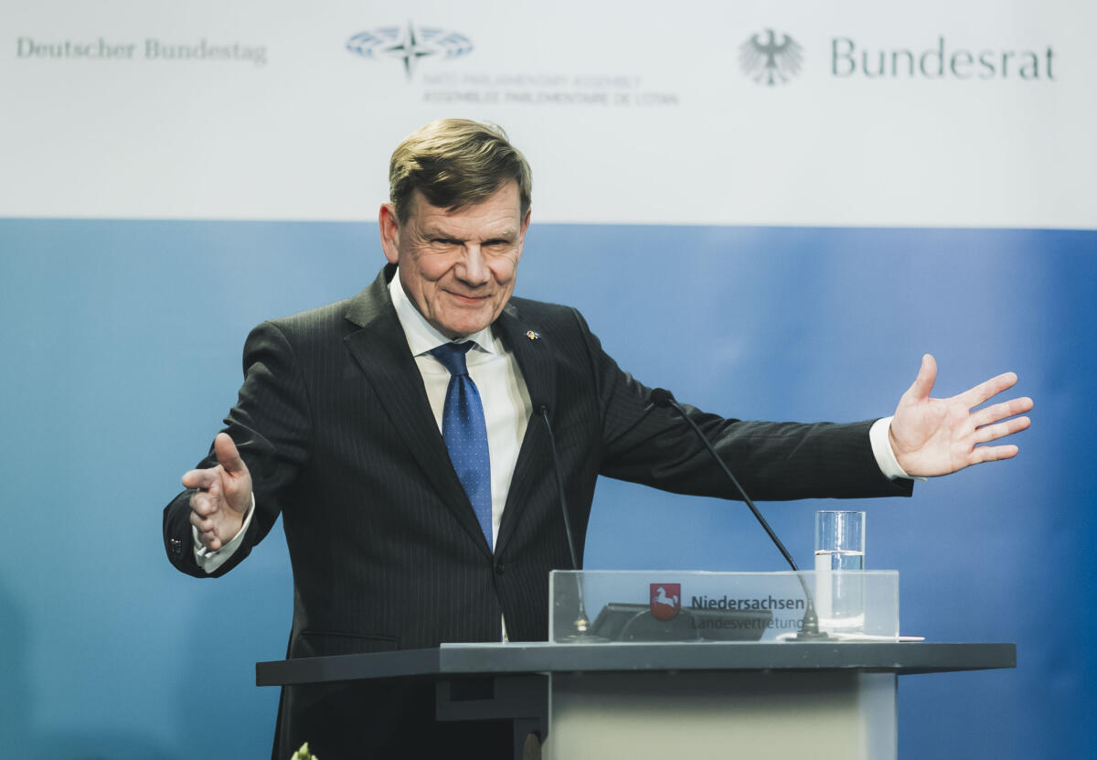 Wadephul, Johann David Johann Wadephul (im Bild), CDU/CSU, MdB, Leiter der deutschen Delegation in der NATO PV, während seiner Rede im Rahmen des Festakts „75 Jahre NATO - wichtiger denn je" in der Landesvertretung Niedersachsen.