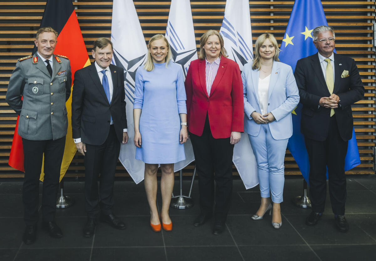 Bas, Bärbel; Wadephul, Johann David; Völlers, Marja-Liisa Gruppenfoto (vlnr): Jürgen-Joachim von Sandrart, Generalleutnant des Heeres der Bundeswehr und Kommandierender General des Multinationalen Korps Nord-Ost, Johann Wadephul, CDU/CSU, MdB, Leiter der deutschen Delegation in der NATO PV, Elina Valtonen, Ministerin für Auswärtige Angelegenheiten der Republik Finnland, Bundestagspräsidentin Bärbel Bas, SPD, MdB, Marja-Liisa Völlers, SPD, MdB, Stellvertretende Leiterin der deutschen Delegation in der NATO PV, und Hans Wallmark, Delegationsleiter NATO PV Schweden, im Rahmen des Festakts „75 Jahre NATO - wichtiger denn je" in der Landesvertretung Niedersachsen.